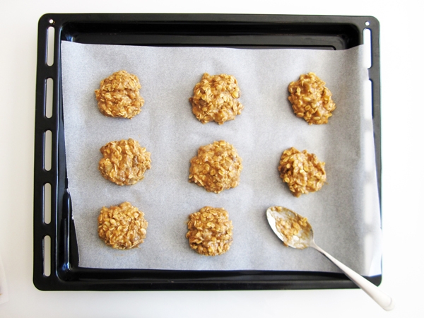 Healthy Breakfast Cookies - Vegan and Gluten-Free {NO Flour, NO sugar, NO oil! Just bananas, applesauce, peanut butter, maple syrup, vanilla extract, cinnamon, oats, walnuts and raisins}