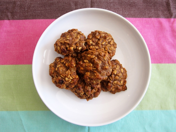 Healthy Breakfast Cookies - Vegan and Gluten-Free {NO Flour, NO sugar, NO oil! Just bananas, applesauce, peanut butter, maple syrup, vanilla extract, cinnamon, oats, walnuts and raisins}