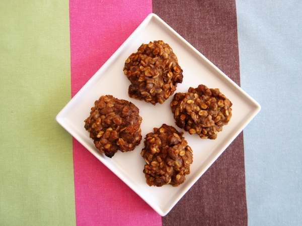 Healthy Breakfast Cookies - Vegan and Gluten-Free {NO Flour, NO sugar, NO oil! Just bananas, applesauce, peanut butter, maple syrup, vanilla extract, cinnamon, oats, walnuts and raisins}