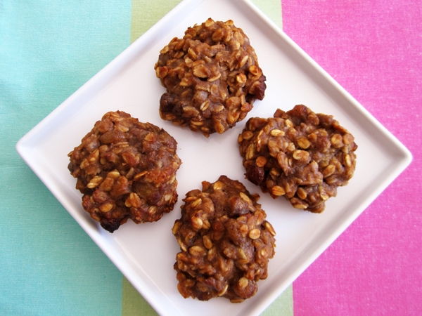 Healthy Breakfast Cookies - Vegan and Gluten-Free {NO Flour, NO sugar, NO oil! Just bananas, applesauce, peanut butter, maple syrup, vanilla extract, cinnamon, oats, walnuts and raisins}