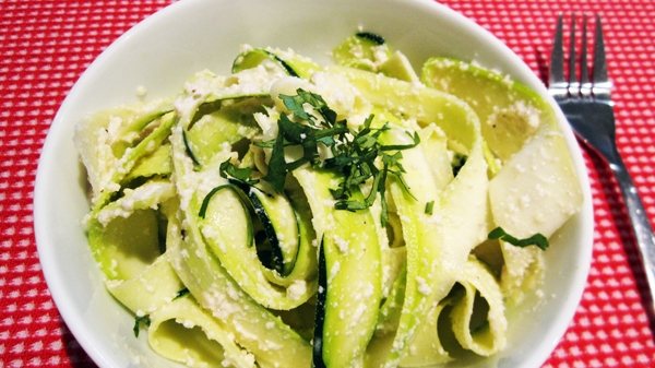 Vegan Pasta Recipes - Raw Vegan Alfredo Sauce with Zucchini Noodles