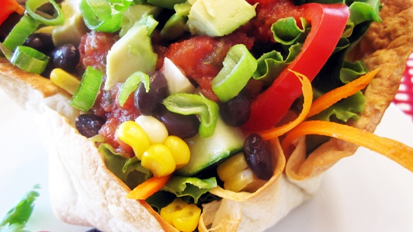 Homemade vegan taco salad bowls - Super easy and tasty!