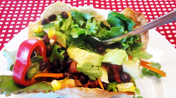 Homemade vegan taco salad shells/bowls - Super easy and tasty!