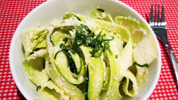 Raw Vegan Alfredo Sauce with Zucchini Noodles (Low-Carb & Gluten-Free)